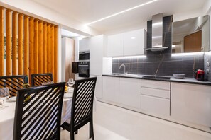 Kühlschrank, Mikrowelle, Herdplatte, Geschirrspüler