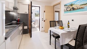 Una cocina moderna con comedor.