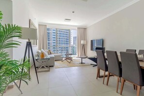 Una televisión, una oficina