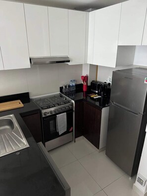 Frigorifero, microonde, forno, piano cottura