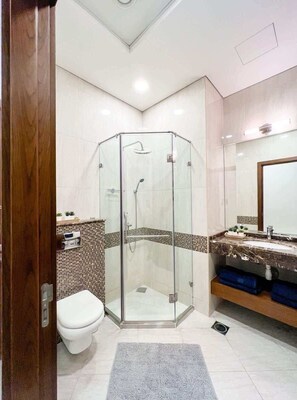 Shower, hair dryer - Beautiful studio apartment (Jumeirah Village Circle)