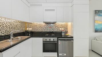 Kühlschrank, Mikrowelle, Ofen, Herdplatte