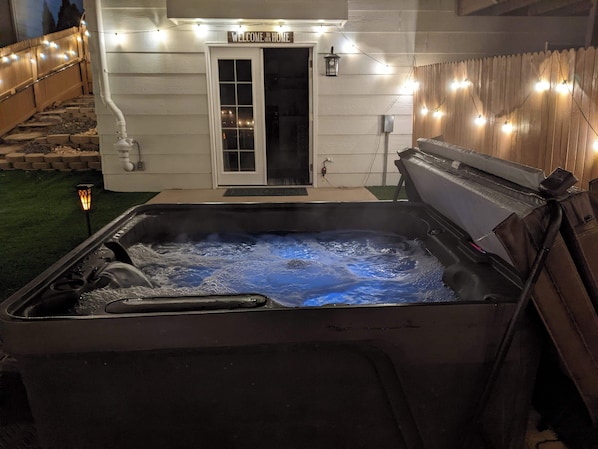 Outdoor spa tub
