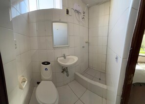 Shower, towels, soap, toilet paper - Charming studio / Mini Apartment in San Borja Lima (Lima)