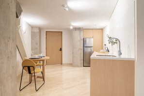 Kühlschrank, Mikrowelle, Herdplatte, Wasserkocher mit Kaffee-/Teezubehör