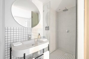 Dusche, Haartrockner, Handtücher