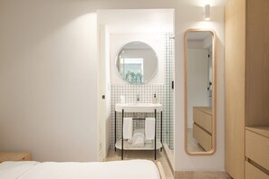 1 bedroom, desk, iron/ironing board, WiFi