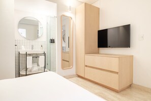 1 bedroom, desk, iron/ironing board, WiFi