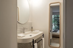 1 chambre, bureau, fer et planche à repasser, Wi-Fi