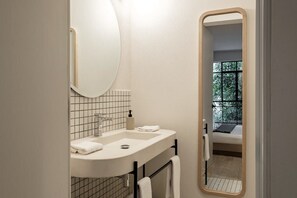 1 bedroom, desk, iron/ironing board, WiFi