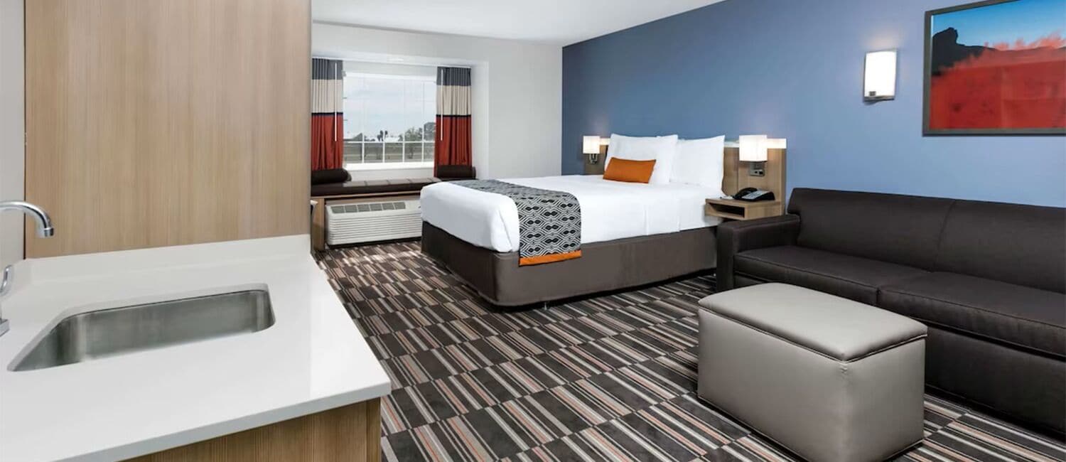 Escritorio, espacio para trabajar con laptop y cortinas blackout 