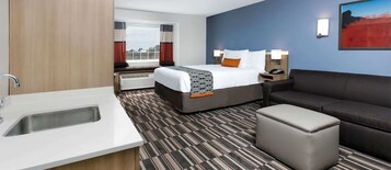 Escritorio, espacio para trabajar con laptop y cortinas blackout 