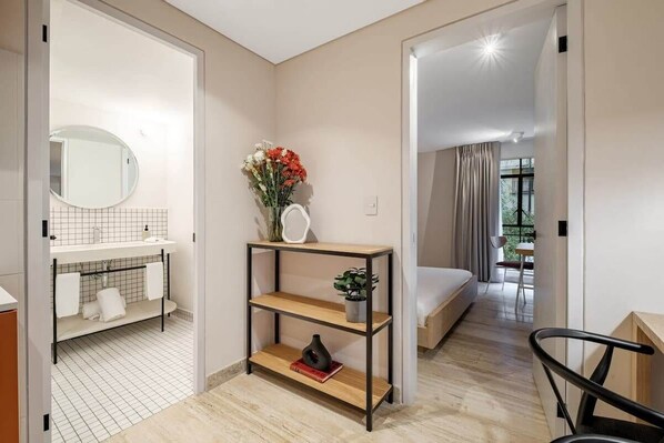 2 bedrooms, desk, iron/ironing board, WiFi