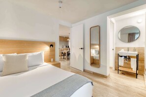 2 bedrooms, desk, iron/ironing board, WiFi