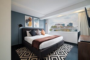 2 chambres, bureau, fer et planche à repasser, lit parapluie