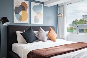 2 habitaciones, escritorio y tabla de planchar con plancha 