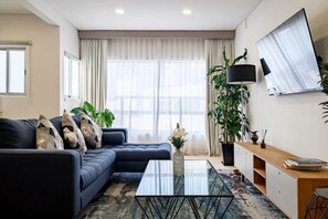 TV, offices - Deluxe 2-Bed Apartment in Polanco w/ Gym & Terrace (Ciudad de México)