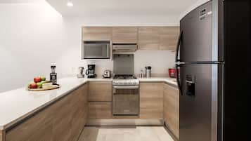 Køleskab, mikrobølgeovn, ovn, kogeplade