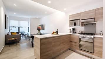 Køleskab, mikrobølgeovn, ovn, kogeplade