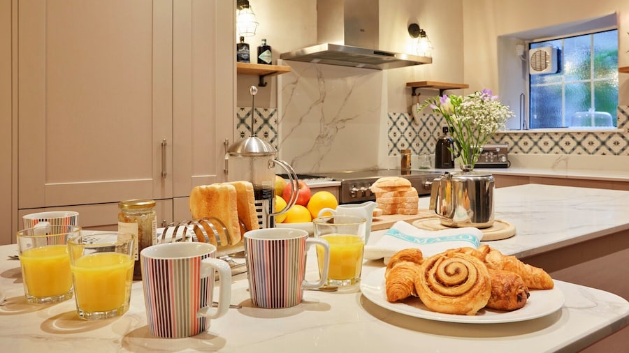 Holiday Home in Heart of Tideswell, No Deposit