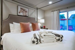 4 chambres, bureau, fer et planche à repasser, lit de bébé portatif