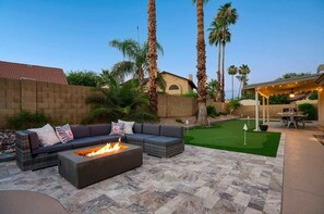 Outdoor dining - Private Pool & Putting Green | Fire Pit Patio (Scottsdale)