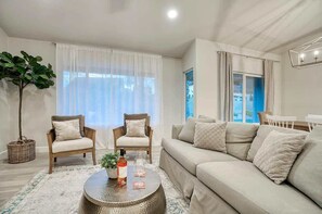 电视、壁炉、办公室