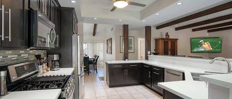 Réfrigérateur, four à micro-ondes, un four, surface de cuisson