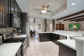 Kjøleskap, mikrobølgeovn, ovn og kokeplater