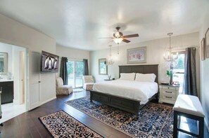 4 soverom, skrivebord, strykejern/-brett og reiseseng for barn