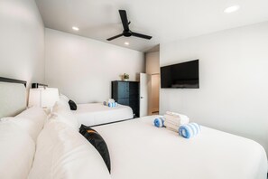 7 Schlafzimmer, Schreibtisch, Bügeleisen/Bügelbrett, Reisekinderbett