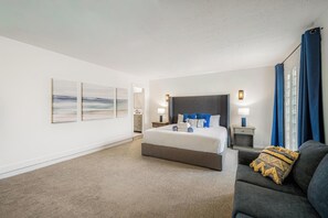 7 عدّة غرف نوم ومكتب ومكواة/لوح كي وسرير سفر