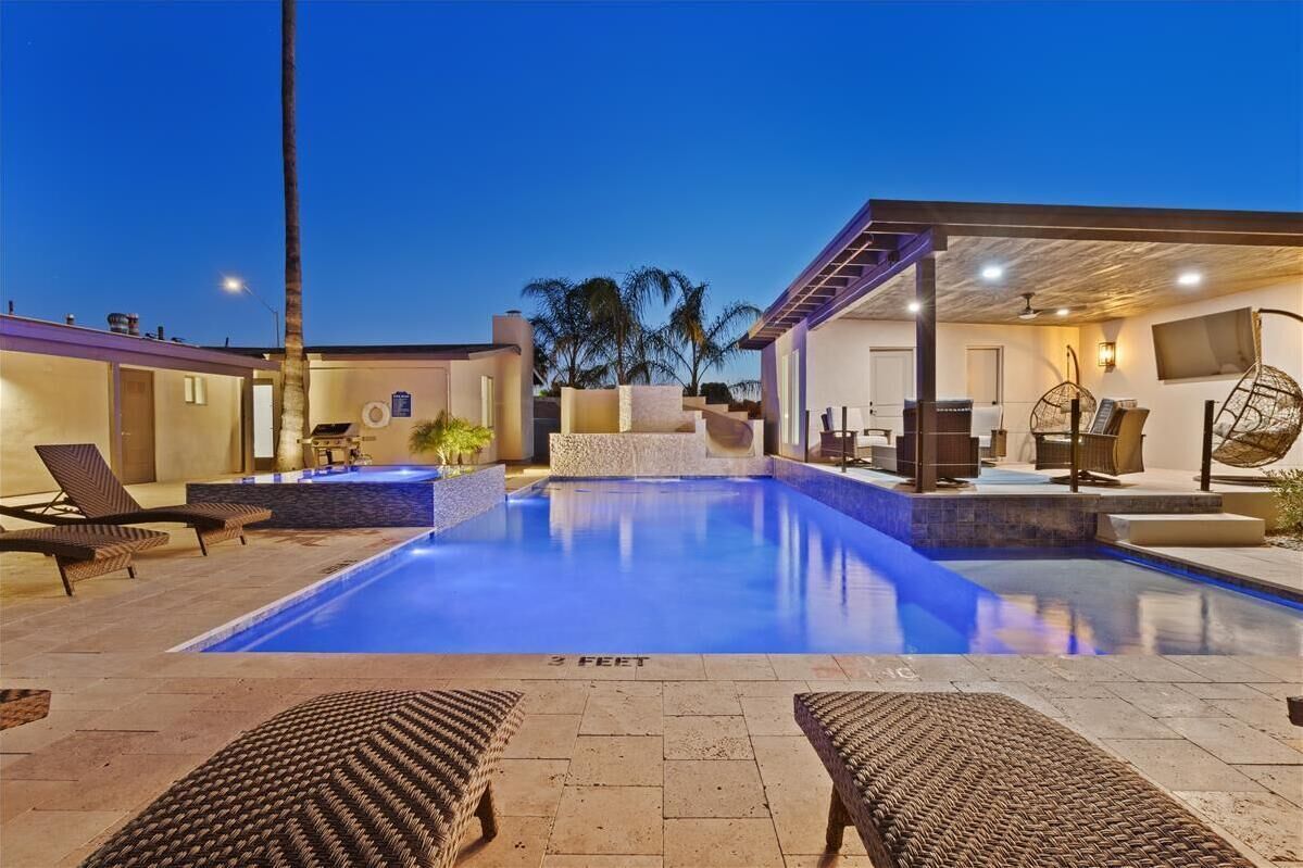 Una piscina al aire libre, una piscina climatizada