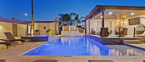 Una piscina al aire libre, una piscina climatizada