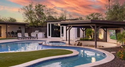 Luxe Resort Retreat - Lazy River, Two Private Casitas, Hot Tub, Swim up Bar