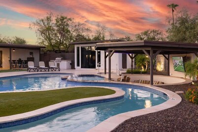 Luxe Resort Retreat - Lazy River, Two Private Casitas, Hot Tub, Swim up Bar