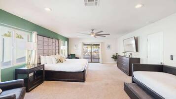 6 bedrooms, desk, iron/ironing board, travel crib