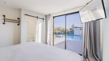 6 bedrooms, desk, iron/ironing board, travel crib