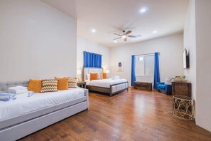 7 Schlafzimmer, Schreibtisch, Bügeleisen/Bügelbrett, WLAN