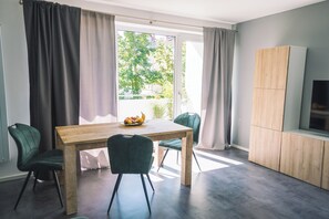 Dining - Vintage Apartment Schwetzingen - living room - bedroom - kitchen - balcony (Schwetzingen)