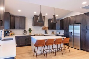 Réfrigérateur, micro-ondes, four, plaque de cuisson