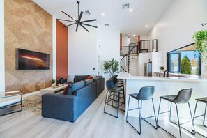 Télévision, cheminée, espaces bureaux