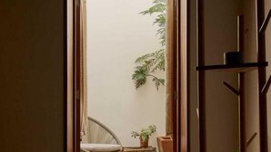 房內夾萬、書桌、手提電腦工作空間、熨斗/熨衫板