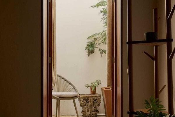 Caja fuerte, escritorio, espacio para trabajar con un portátil