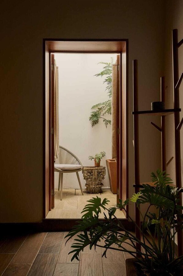 ตู้นิรภัยในห้องพัก, โต๊ะทำงาน, พื้นที่ทำงานแบบใช้แล็ปท็อป