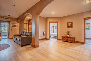 6 bedrooms, iron/ironing board, WiFi, bed sheets