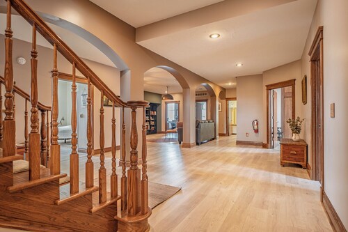 Downtown 2 Story Loft w/6bdrms-walk to everything!