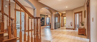 Downtown 2 Story Loft w/6bdrms-walk to everything!