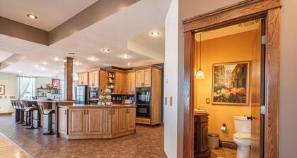 Downtown 2 Story Loft w/6bdrms-walk to everything!