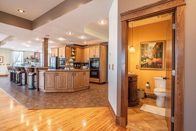 Downtown 2 Story Loft w/6bdrms-walk to everything!